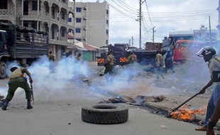 L'assassinat dans la nuit d'un prêcheur radical musulman a déclenché vendredi de violentes émeutes à Mombasa, deuxième ville - très majoritairement musulmane - du Kenya, où quatre personnes ont été tuées, dont une par balle, et une église incendiée.