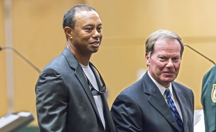 Tiger Woods aux côtés de son avocat, Douglas Duncan, lors de son procès pour conduite dangereuse, le 27 octobre 2017 en Floride.