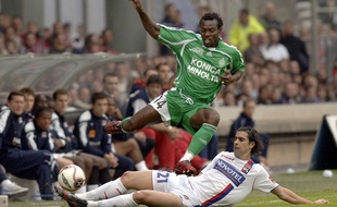Pascal Feindouno échappe au tacle du Lyonnais Tiago lors d'un derby en octobre 2006.