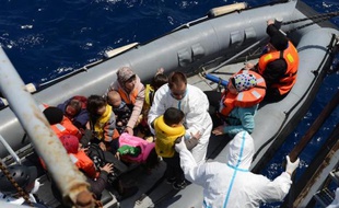 Photo prise et fournie par la Marine Nationale le 20 mai 2015 montre des migrants secourus en Méditerrannée