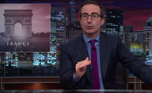 John Oliver a évoqué les attentats à Paris lors de l'émission «Last Week Tonight» du 15 novembre 2015.