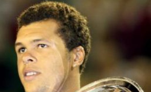 Le Français Jo-Wilfried Tsonga, finaliste de l'Open d'Australie, passe de la 38e à la 18e place au classement ATP publié lundi, qui voit son vainqueur le Serbe Novak Djokovic se rapprocher du N.2 mondial espagnol Rafael Nadal, dont il n'est plus qu'à un peu plus de 800 points.