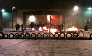 Le personnel pénitentiaire a manifesté le 17 décembre 2010 devant la maison d'arrêt de Villefranche-sur-Saône (Rhône) pour de meilleures conditions de travail.