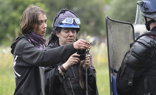 Une manifestante offre une fleur à un gendarme mobile au cœur de la ZAD.