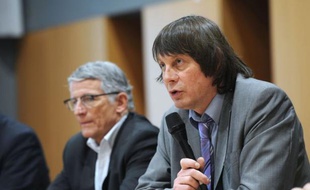 Le secrétaire général de la CGT, Bernard Thibault, a estimé mercredi que la suppression de milliers d'emplois annoncée par Renault participait d'une "course au moins disant social" et augurait mal d'une inversion de la courbe du chômage que le président François Hollande s'est fixée comme objectif pour fin 2013.