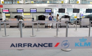 Passengers wait at the domestic check-in desk of the Air France airline company at Marseille airport, in Marignane,southern France, Monday, Sep. 15, 2014. At least half of Air France flights around the world were canceled Monday as pilots kicked off a weeklong strike, angry that the airline is shifting jobs and operations to a low-cost carrier to better keep up with competition. (AP Photo/Claude Paris)/XMAR101/237331316874/1409151214