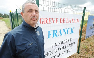 Franck Le Borgne fait la grève de la faim pour défendre la filière photovoltaïque, le 19 juillet 2011 à Saint Allouestre, en Bretagne.