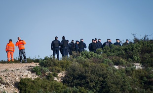 Des secours sur le lieu du crash d'un hélicoptère de la Sécurité civile, dimanche près de Marseille.