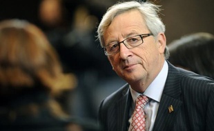 La zone euro a surtout mis l'accent sur l'assainissement des finances publiques de la Grèce et non sur la croissance pour l'aider à sortir de la crise, a reconnu le chef de file de l'eurogroupe Jean-Claude Juncker dans un entretien au journal Kathimérini publié dimanche.