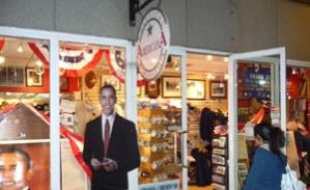 Political Americana, une petite boutique située à deux pas de la Maison Blanche, où l'on peut trouver tous les souvenirs liés à l'investiture de Barack Obama.