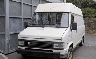 Le fourgon Citroën de Michel Fourniret est toujours garé sur le parking du personnel du palais de justice de Charleville-Mézières.
