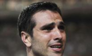 Paris St Germain's Pedro Miguel Pauleta reacts at the end of his last French Ligue 1 soccer match, played between their team and Saint-Etienne, at Parc des Princes stadium in Paris May 10, 2008. REUTERS/Gonzalo Fuentes (FRANCE)
