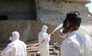 Des membres de la Protection civile irakienne décontaminent la ville de Taza après une possible attaque chimique de Daesh, le 13 mars 2016.