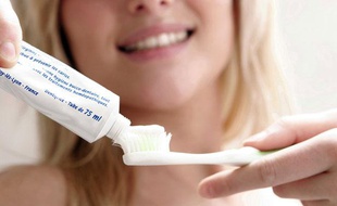 Illustration d'une femme s'apprêtant à se brosser les dents.