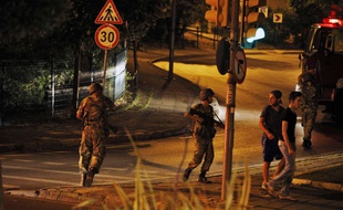 Des soldats turcs sur la rive asiatique d'Istanbul pendant une tentative de coup d'Etat en Turquie, le 15 juillet 2016.