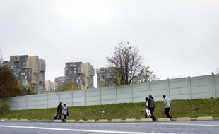 "Zonzon: aphérèse de prison ou apocope de zonpri avec redoublement de syllabe". Un Dictionnaire de la Zone, compilé par l'auteur du site éponyme Abdelkarim Tengour, recense, explique et illustre "Tout l'argot des banlieues".