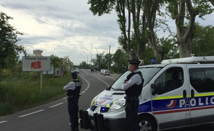 Un dispositif de police a été mis en place pour boucler le secteur autour du tabac-presse où se déroule une prise d'otages, à Blagnac.