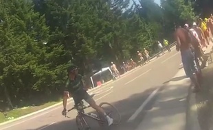 Thomas Voeckler s'arrête dans la montée de Chamrousse et s'énerve contre un spectateur, lors de la 13e étape du Tour de France, le 18 juillet 2014.