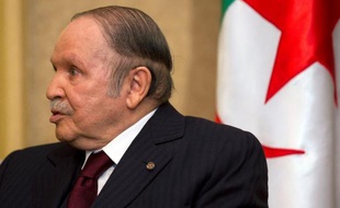 Le président algérien Abdelaziz Bouteflika, le 3 avril 2014 à Alger lors d'une rencontre avec le secrétaire d'Etat américain John Kerry