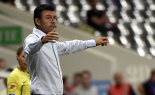 Lyon's French coach Hubert Fournier gestures during the French L1 football match between Toulouse (TFC) and Lyon (OL) on August 16, 2014 at the Municipal Stadium in Toulouse, southern France. AFP PHOTO / PASCAL PAVANI