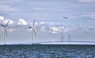 Eoliennes en mer au Danemark en 2009.