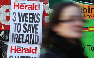 L'affichette d'un journal irlandais dans une rue de Dublin, le 19 novembre 2010.
