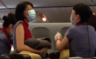 Sur les extraits filmés par les passagers, on voit les hôtesses de l’air prendre en charge le nouveau né avec émotion.