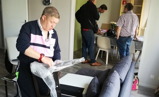 Patrice et ses colocataires viennent d'emménager dans leur nouvel appartement partagé, à Lille.