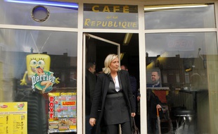Marine Le Pen, candidate du Front National à l'élection Présidentielle 2017, à la sortie d'un café d'Hénin-Beaumont, le jour du premier tour