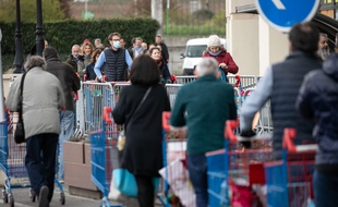 Une file d'attente devant un supermarché à Montesson (Yvelines), durant l'épidémie de coronavirus.