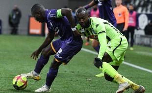 Max-Alain Gradel, le capitaine du TFC (à gauche), n'a pas trouvé la faille face à Angers lors du match de Ligue 1 au Stadium de Toulouse, le 27 janvier 2019.