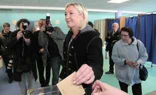 Marine Le Pen, présidente du FN, vote aux élections cantonales, le 20 mars 2011 à Hénin-Beaumont.