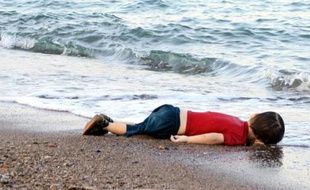 Le corps d'un enfant migrant mort noyé, sur une plage de Bodrum, au sud de la Turquie, après le naufrage d'un bateau transportant des réfugiés, le 2 septembre 2015