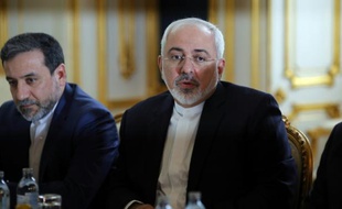Le ministre iranien des affaires étrangères Mohammad Javad Zarif (D) lors d'une rencontre sur le nucléaire, le 27 juin 2015 à Vienne