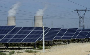 La France est capable de produire d'ici 2020 une puissance de 20 gigawatts (GW) d'électricité solaire, ce qui permettrait de créer 100.000 emplois, à condition d'avoir un cadre réglementaire visible et stable, a affirmé jeudi la filière des acteurs du photovoltaïque.