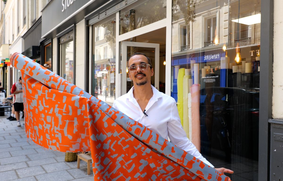 Paris : « On est les derniers, pas question de partir ! », dans Le Sentier ce vendeur de textile fait de la résistance