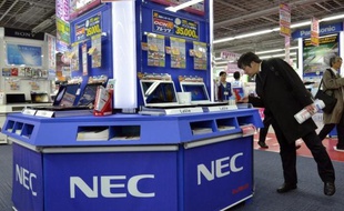 Le groupe japonais d'électronique, d'informatique et de systèmes de télécommunications NEC a annoncé vendredi un retour au bénéfice net lors du premier semestre de l'exercice en cours, grâce à une réduction des coûts et une hausse de ses ventes d'infrastructures pour le réseau LTE.