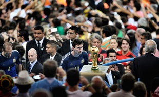 Lionel Messi regarde le trophée de la Coupe du monde, un cliché désigné photo de sport de l'année.