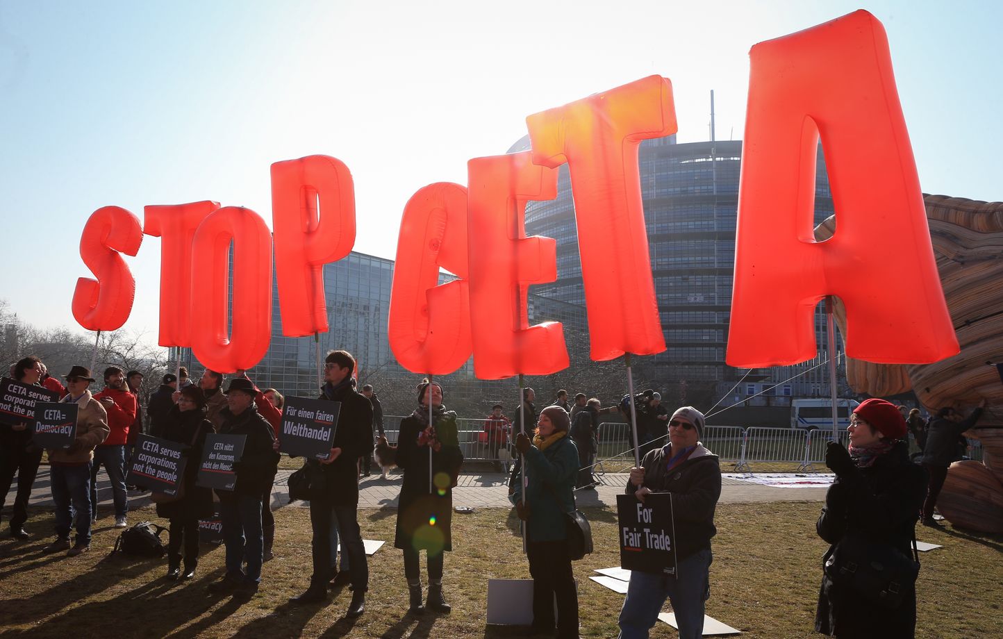 Manifestation contre le Ceta devant le Parlement Européen à Strasbourg, le 15 février 2017. Le Ceta sera finalement adopté par les Eurodéputés.