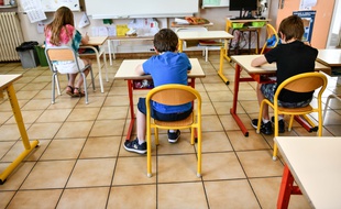 Des enfants de soignants accueillis dans cette école Jules Ferry à Pessac, près de Bordeaux pendant le confinement.