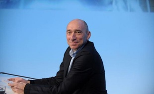 Le groupe hôtelier français Accor, qui vise une "nette amélioration" de ses performances d'ici 2016, va accélérer la restructuration de son parc, lancer un plan d'économies de 100 millions d'euros et investir dans la distribution pour contrer les agences de voyage en ligne.