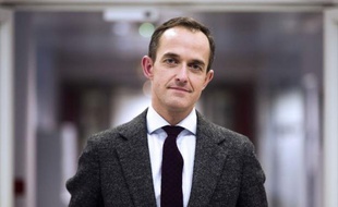 Onze mois après le décès soudain de Richard Descoings, les deux conseils de Sciences Po se sont accordés sur le nom d'un successeur, l'énarque Frédéric Mion, 43 ans, secrétaire général de Canal+, un choix qui doit encore être confirmé par le gouvernement.