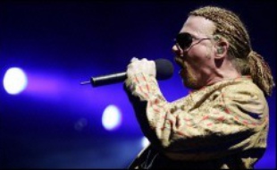 Le rocker Axl Rose, leader du groupe Guns N'Roses, a été arrêté et placé en cellule de dégrisement mardi à Stockholm après une bagarre au cours de laquelle il a frappé et mordu un agent de sécurité, a annoncé la police suédoise.