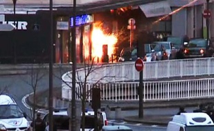 Photo tirée d'une vidéo de l'AFP montrant l'assaut des forces spéciales dans une supermarché juif à la porte de Vincennes, le 9 janvier 2015