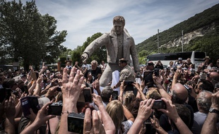 A Viviers, en Ardèche, une statue commémorative de Johnny Hallyday est loin d'avoir fait l'unanimité.