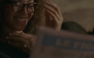 La chanteuse Beyoncé en pleine lecture du «Figaro» dans le film «Lemonade»