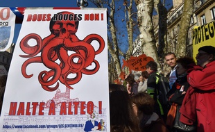 Un millier de personnes ont manifesté contre les boues rouges.