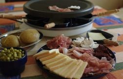 Ce duo fou a dégusté une raclette dans le ciel pendant un vol en parapente