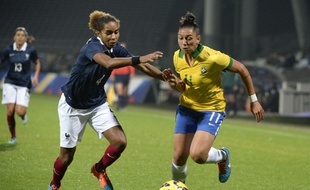 Laura Georges et ses coéquipières de l'équipe de France ont pris le dessus sur le Brésil (2-0) pour la première fois de leur histoire, le 26 novembre 2014, à Lyon.