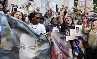 Les fans français de Michael Jackson se sont réunis devant Notre-Dame de Paris, vendredi 26 juin.